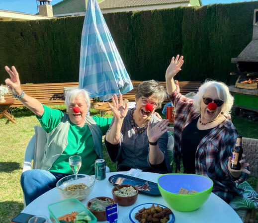 Família a unes escales fent-se una foto amb tomàquets fent de nas vermell