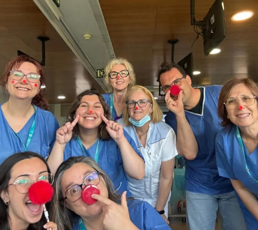 Equip sanitari d'un hospital fent-se una foto amb nassos vermells de pallasso